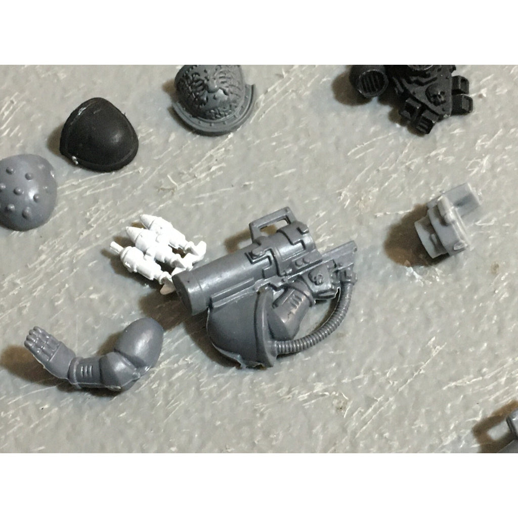 A23089 WARHAMMER 40K SPACE MARINES BITS LOT MIXED MISSILE TORSOS SHOULDERS GW