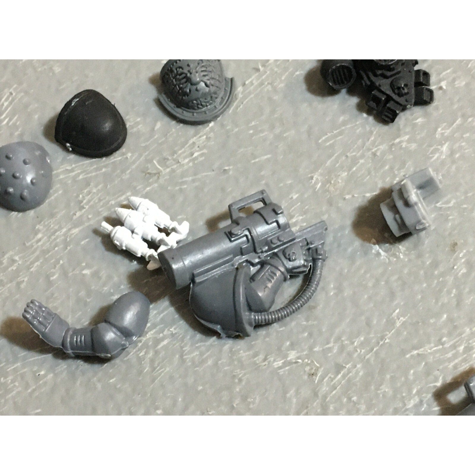 A23089 WARHAMMER 40K SPACE MARINES BITS LOT MIXED MISSILE TORSOS SHOULDERS GW