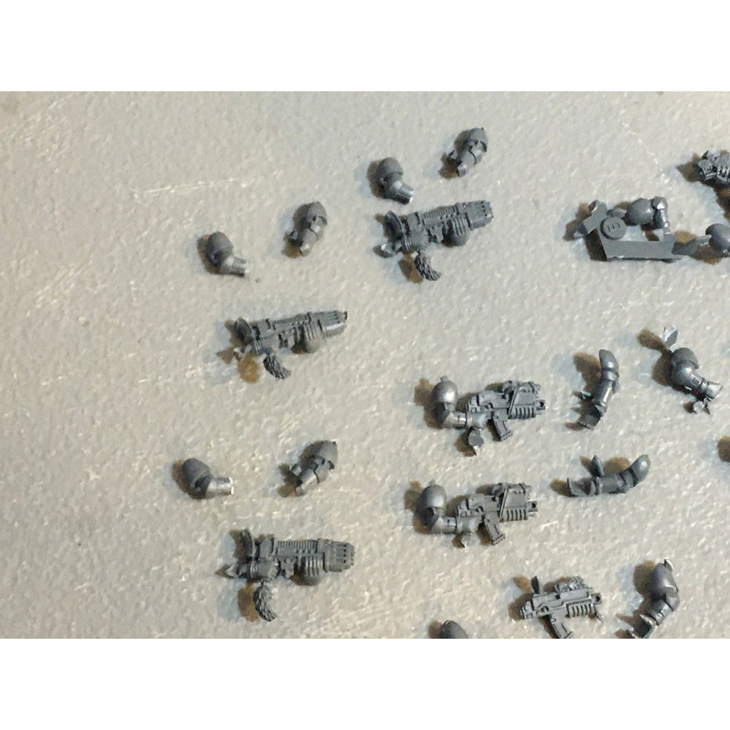 A29737 WARHAMMER 40K SPACE MARINES WOLVES BITS LOT BOLTERS PLASMA AXE ARMS GW