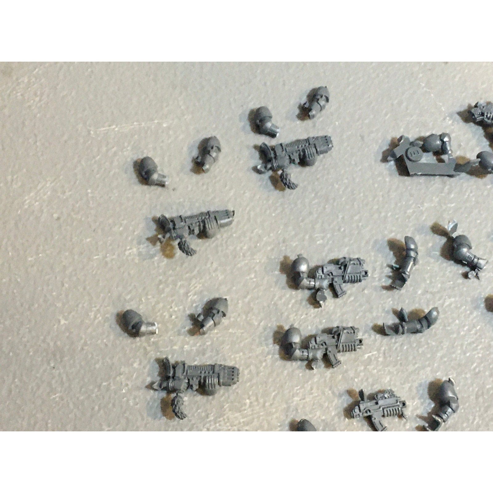 A29737 WARHAMMER 40K SPACE MARINES WOLVES BITS LOT BOLTERS PLASMA AXE ARMS GW