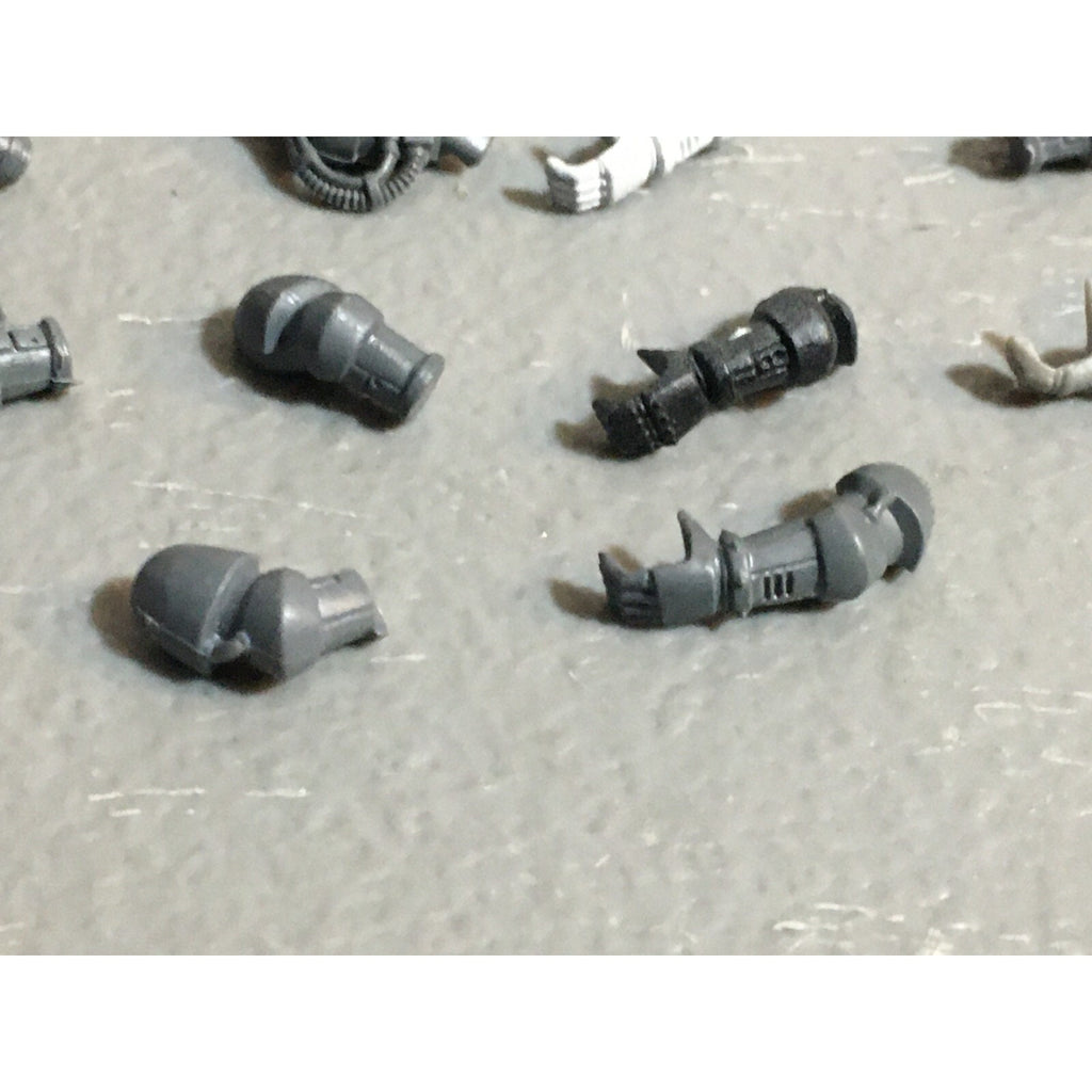 A22997 WARHAMMER 40K SPACE MARINES BITS LOT ARMS GW GAMES WORKSHOP