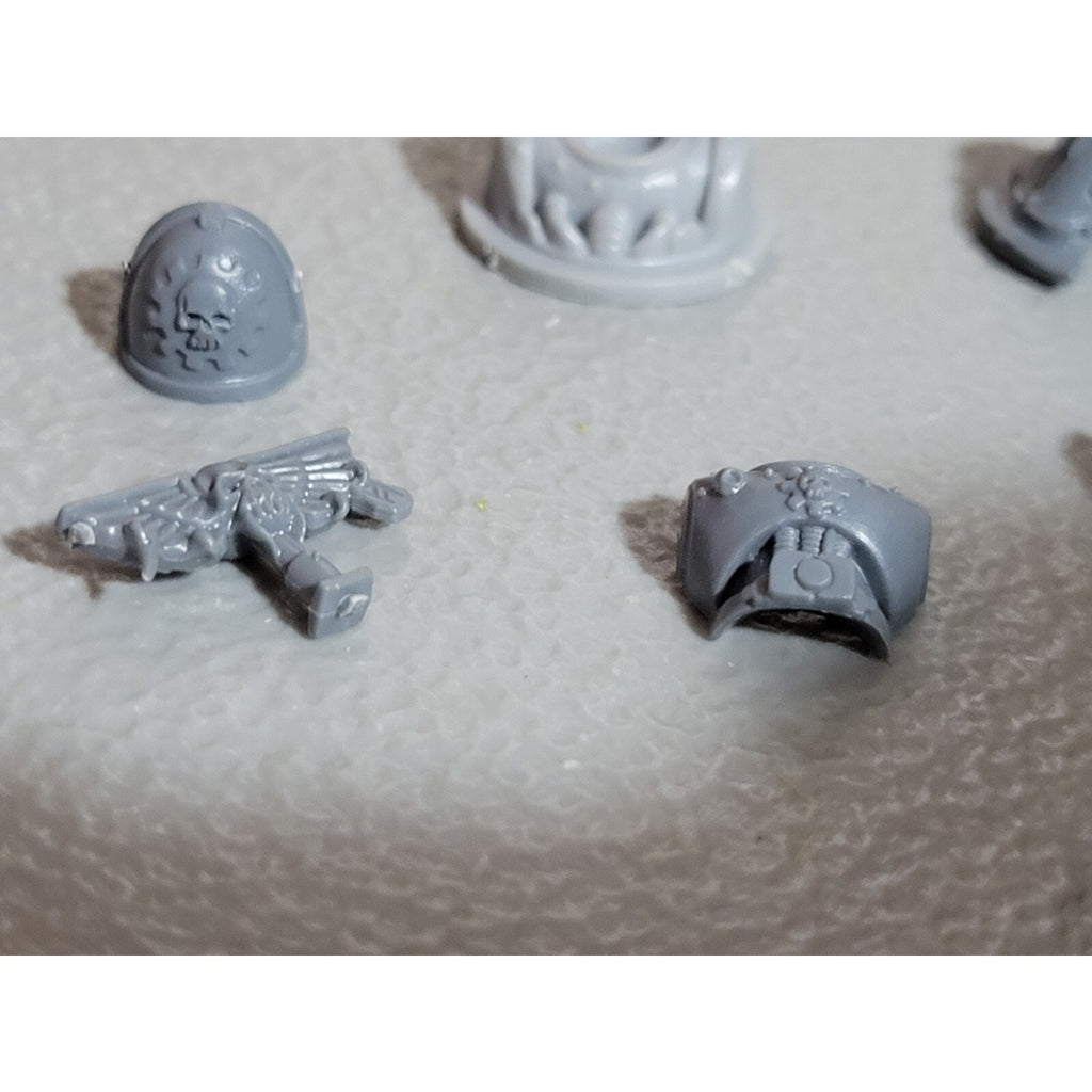 A17964 WARHAMMER 40K SPACE MARINES TANK GUNNER BITS LOT