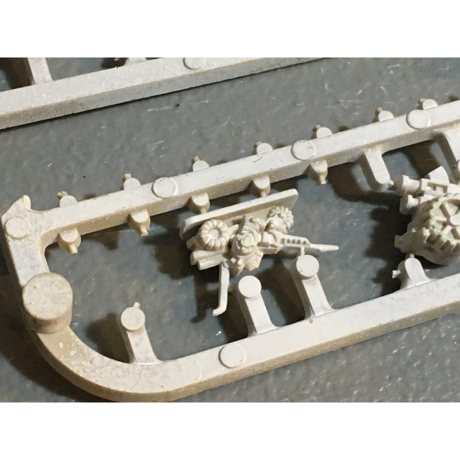 A24558 EPIC 40K SPACE MARINES SQUATS TRIKES THUDD GUNS ON SPRUE GW