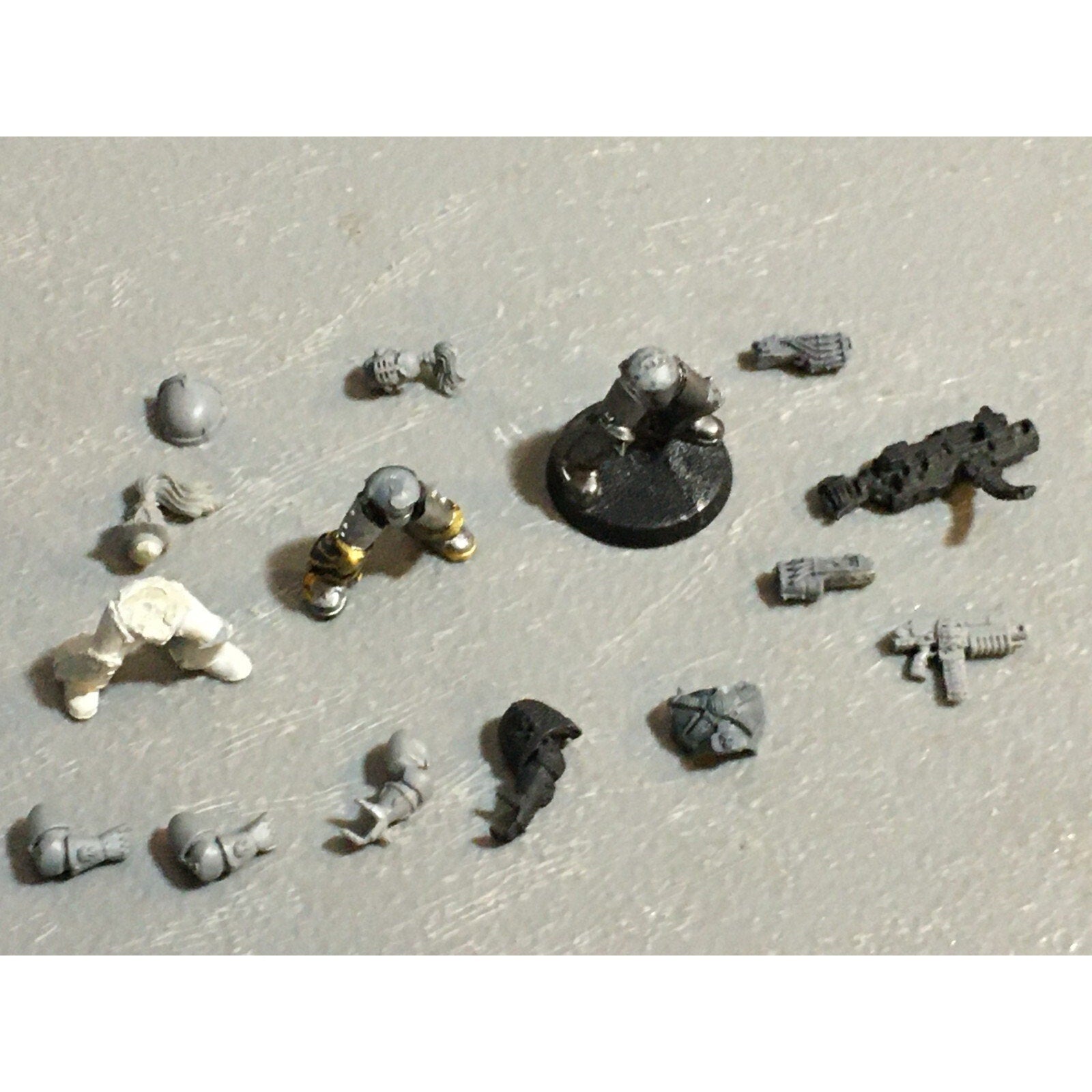 A23156 WARHAMMER 40K CHAOS SPACE MARINES BITS LOT MIXED LEGS ARMS HEADS GW
