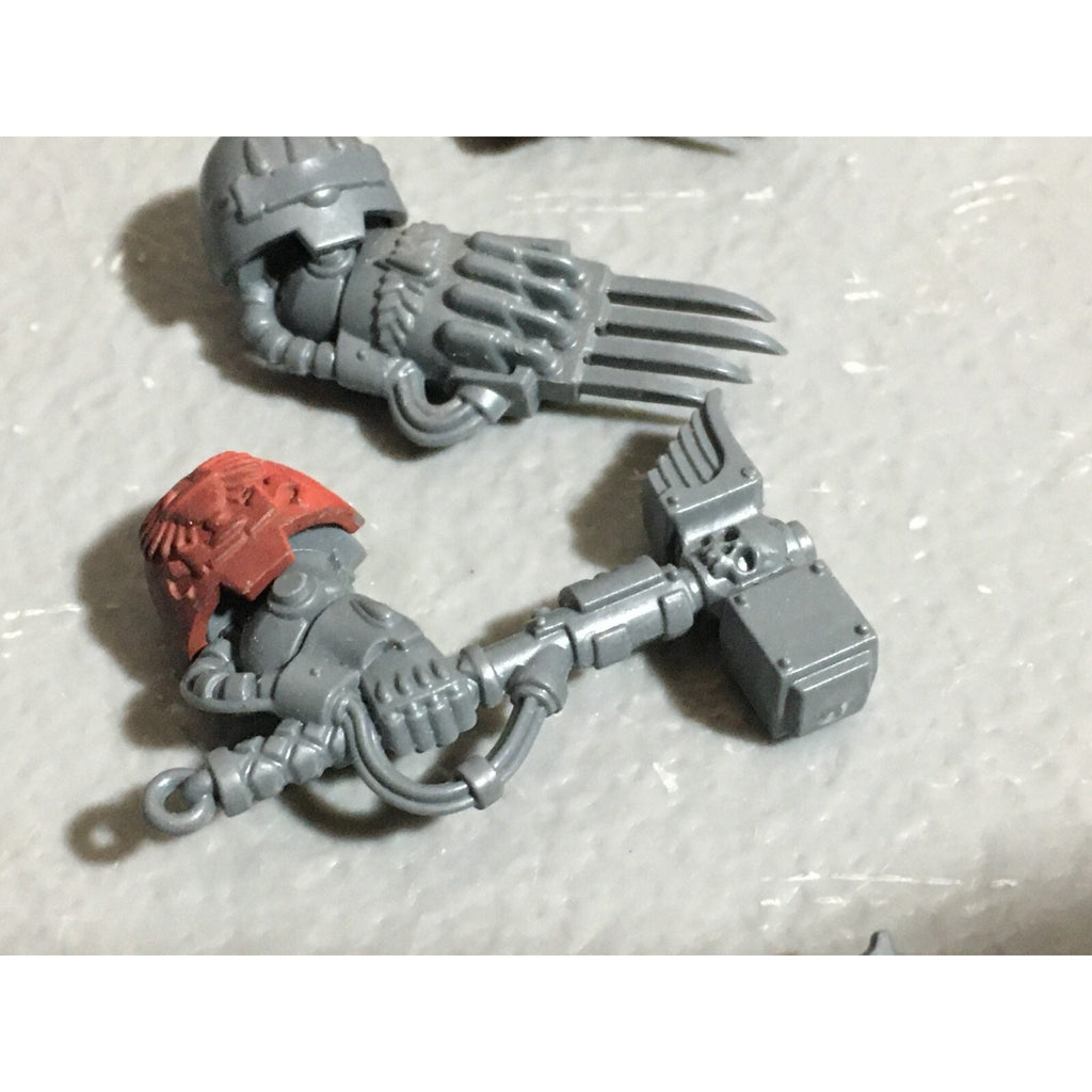 A22597 WARHAMMER SPACE MARINES BLOOD ANGELS MIXED CLAWS SHIELD BITS LOT GW