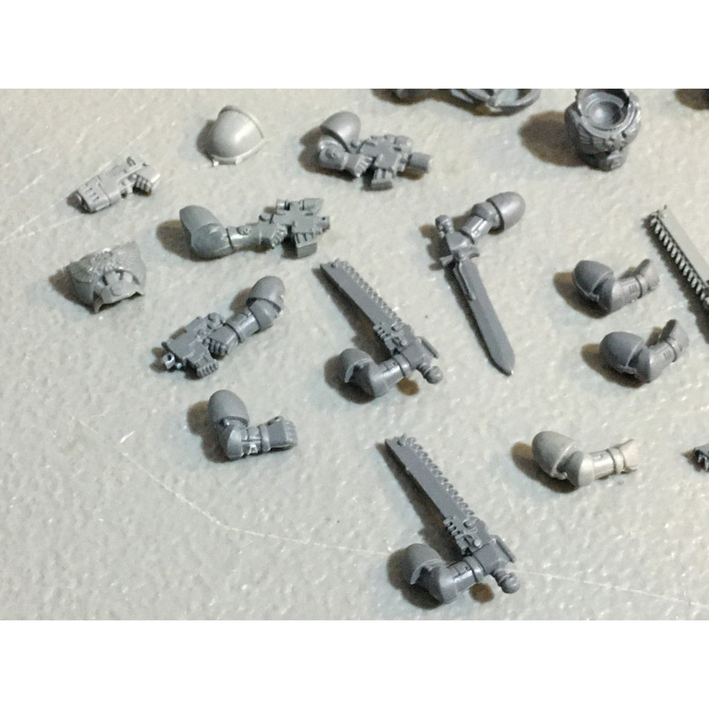 A27488 WARHAMMER 40K SPACE MARINES BITS LOT ARMS HEADS SCOUT GW