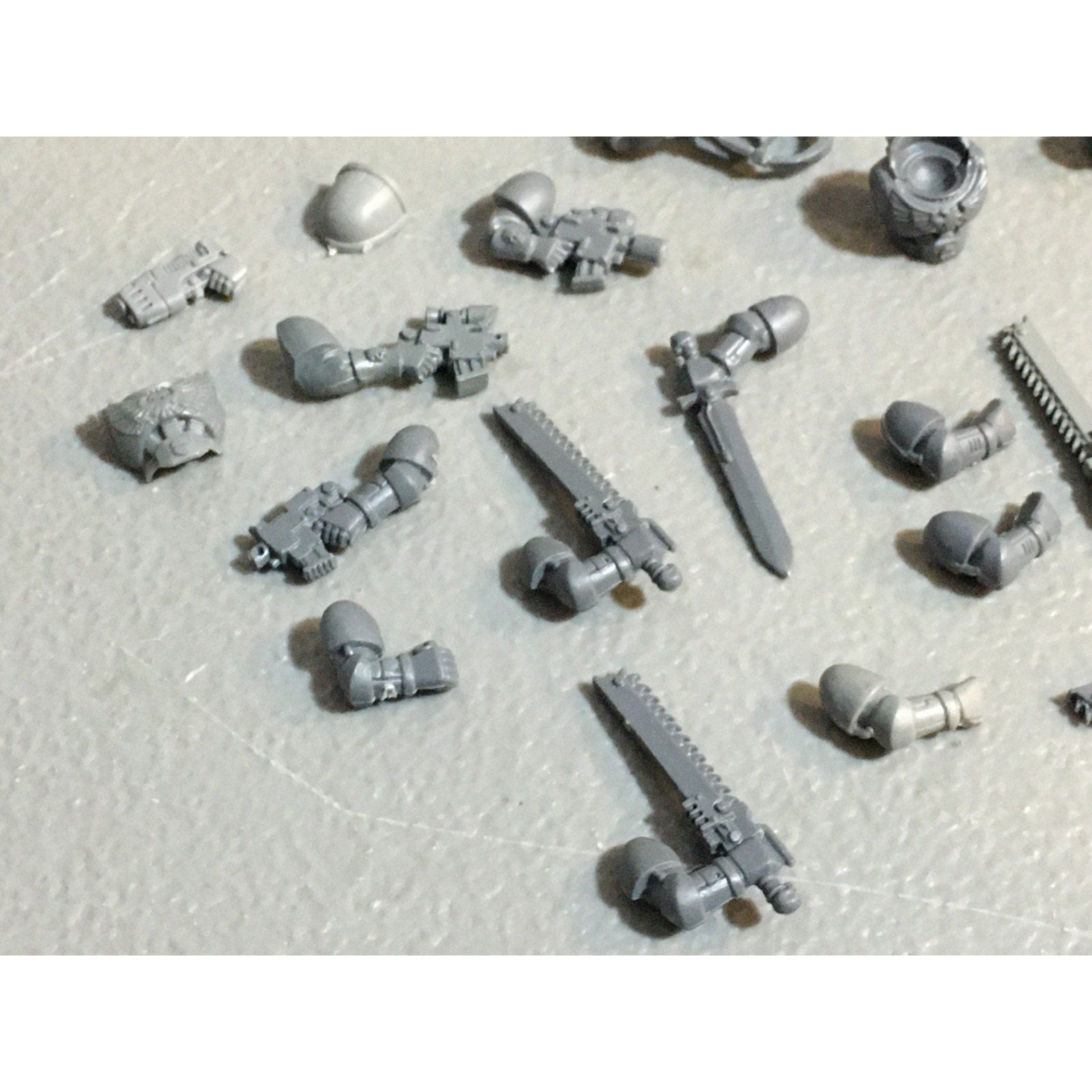 A27488 WARHAMMER 40K SPACE MARINES BITS LOT ARMS HEADS SCOUT GW