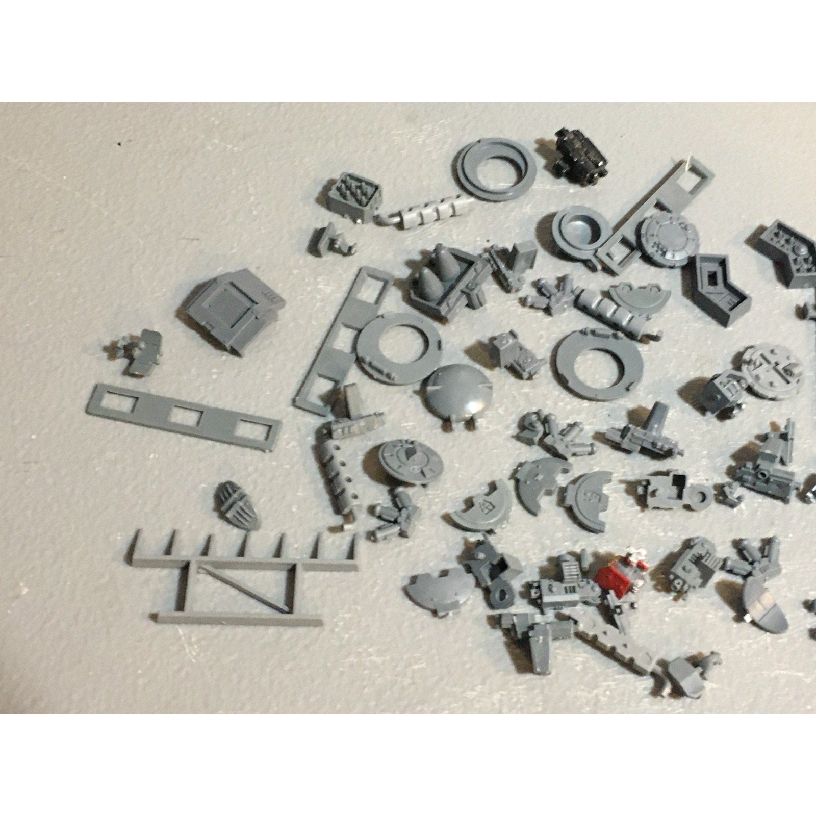 A24525 WARHAMMER 40K SPACE MARINES BITS LOT TANKS LIDS ACCESSOIRES