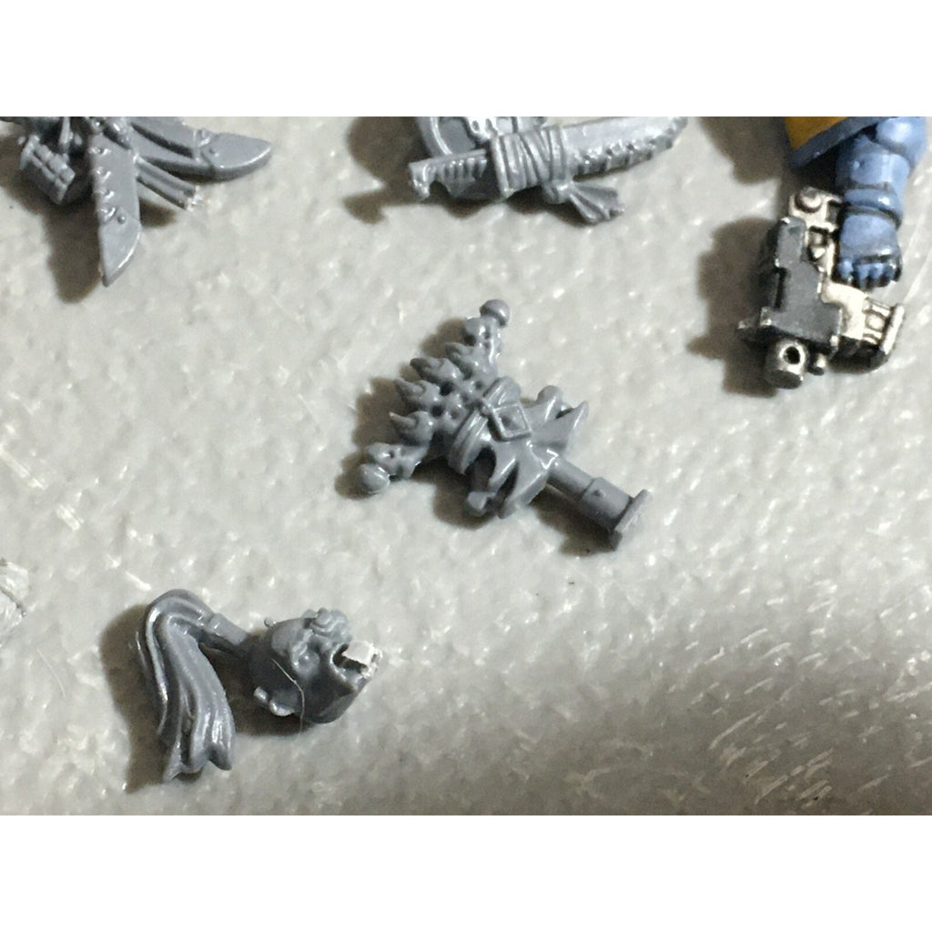 A22562 WARHAMMER 40K SPACE MARINES WOLVES BITS LOT BANNER ACCESSORY PISTOL GW