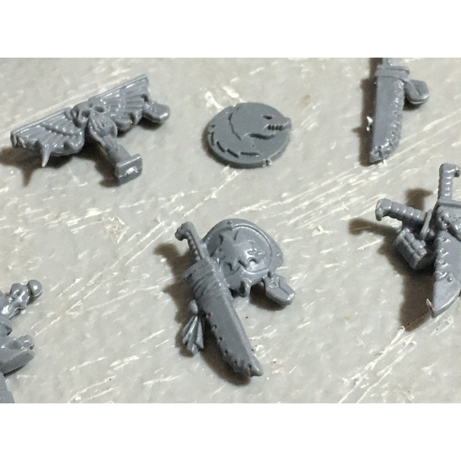 A22560 WARHAMMER 40K SPACE MARINES WOLVES BITS LOT BANNER ACCESSORY SHIELD GW