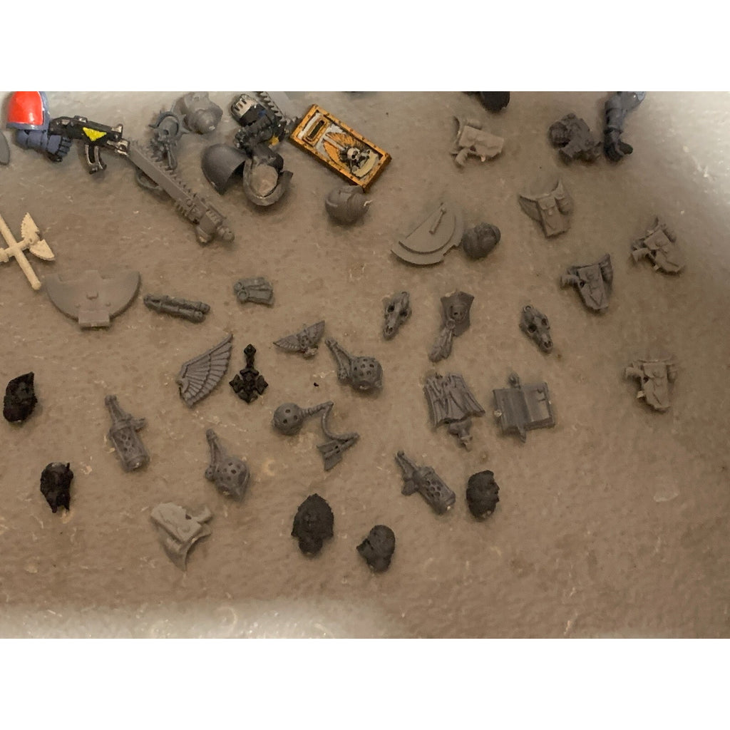 A23310 WARHAMMER 40K SPACE MARINES BITS LOT SOME SPACE WOLVES HEADS ARMS GUNS