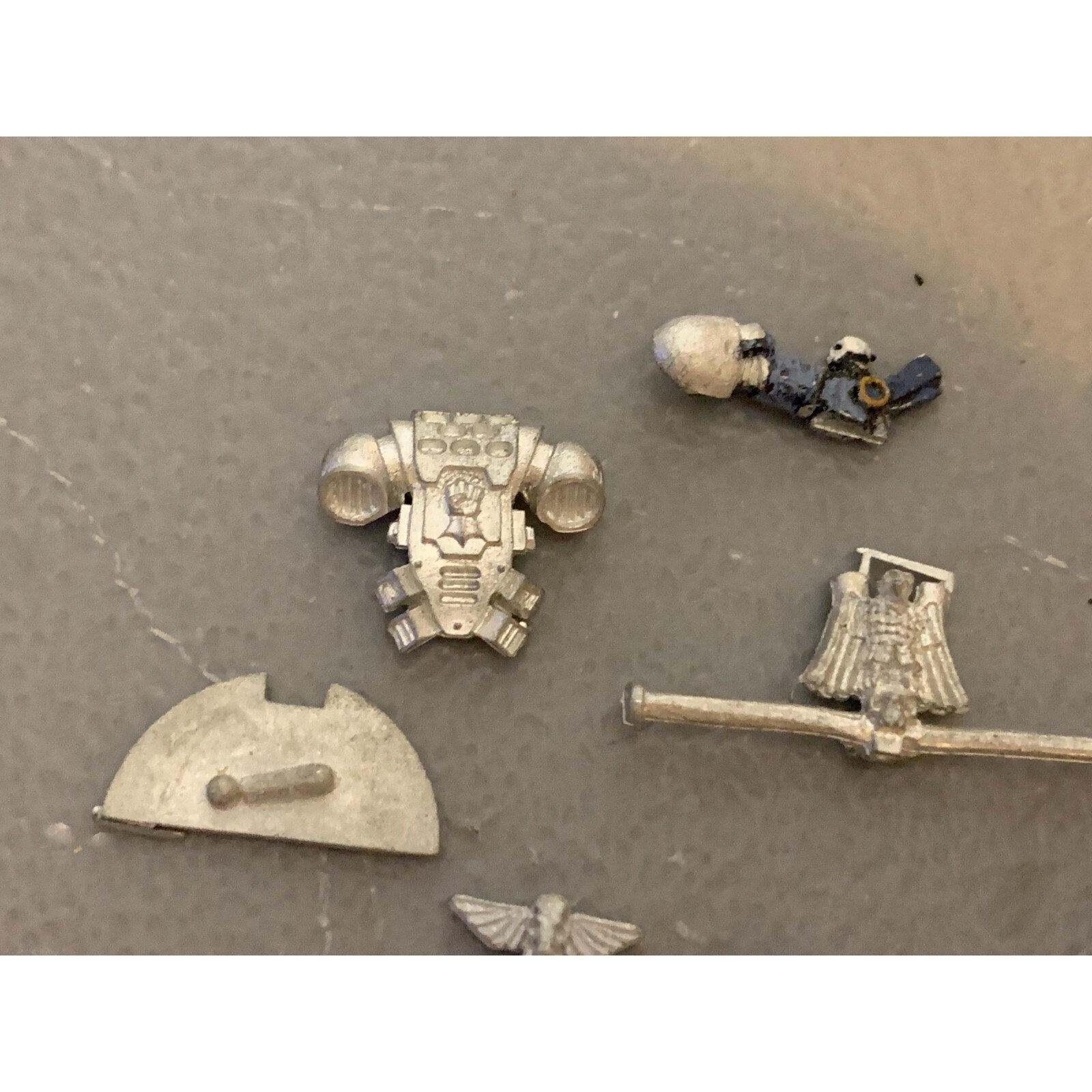 A23297 WARHAMMER 40K SPACE MARINES BITS LOT METAL FISTS INC FLAG POLE STANDARD
