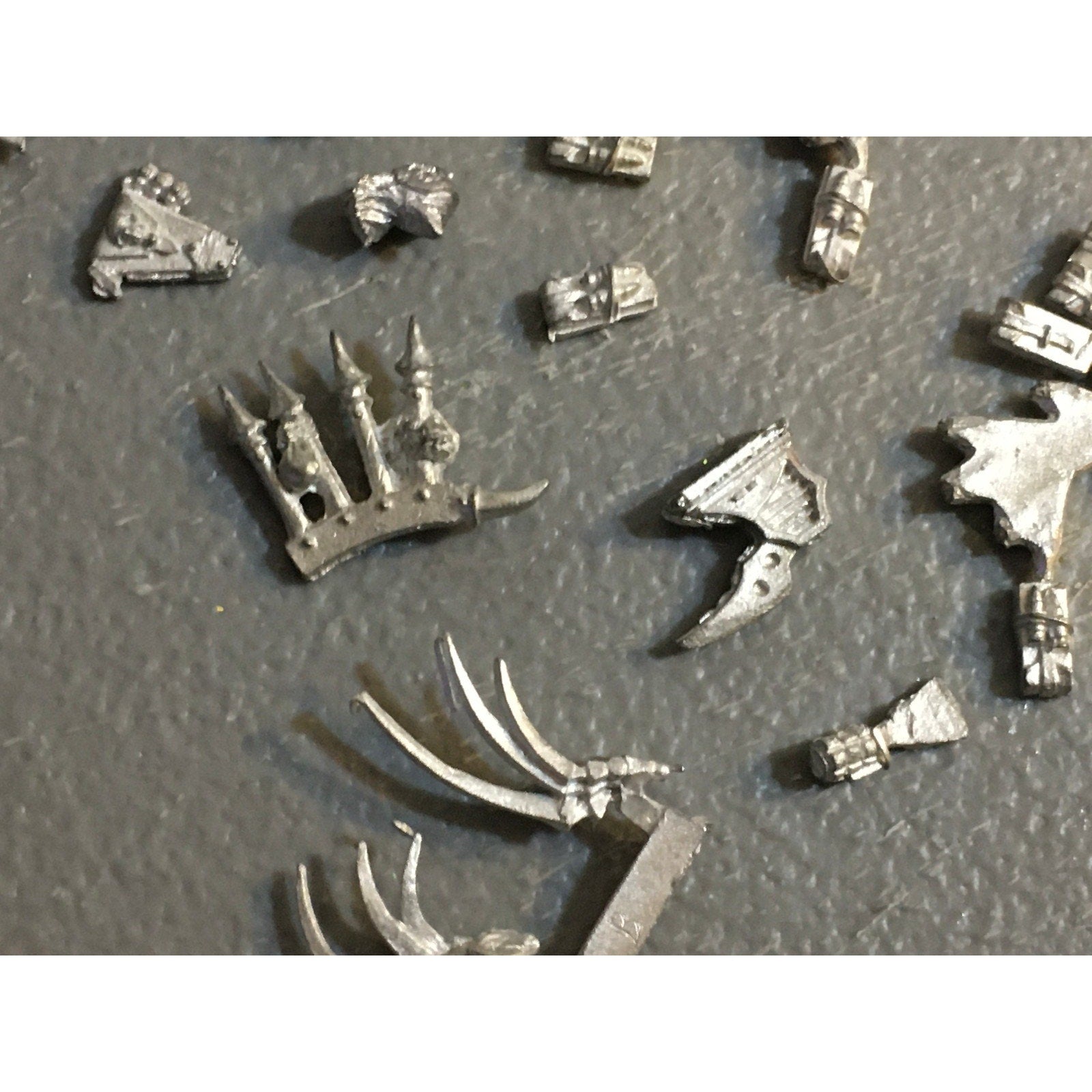 A32577 WARHAMMER 40K MIXED RANDOM BITS LOT ALL METAL POUCH HOLSTER GW