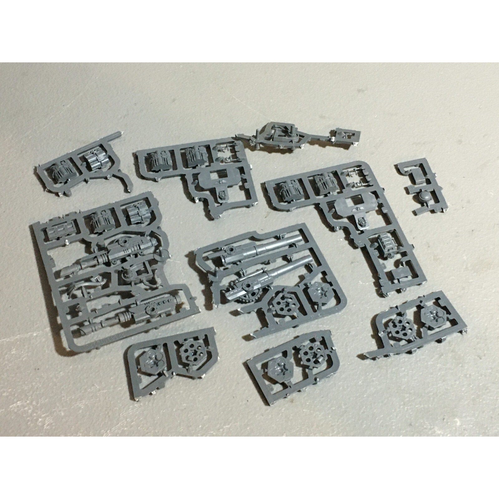 A20991 WARHAMMER 40K ASTRA IMPERIAL GUARD BITS ON SPRUE LOT SCIONS ARTILLERY