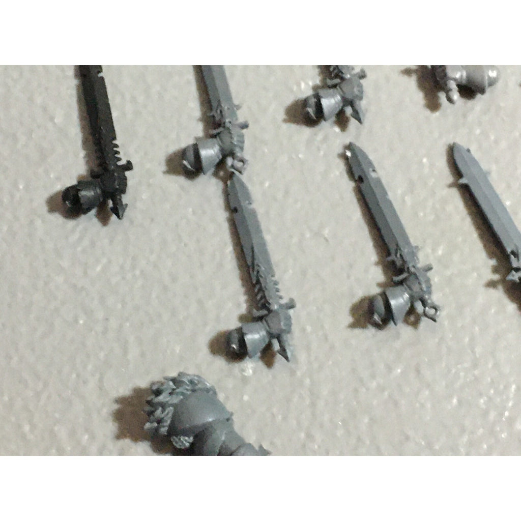 A22221 WARHAMMER FANTASY CHAOS MORTALS BITS LOT SWORD HANDS GAMES WORKSHOP