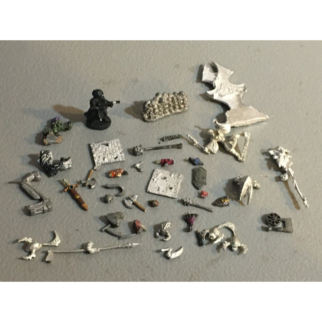 A32590 UNKNOWN MINIATURES METAL BITS LOT SKULL PILE ARM WEAPON CREATURE HEAD