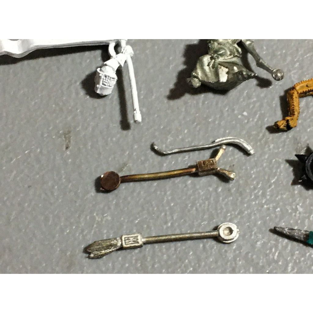 A22408 WARHAMMER FANTASY MIXED METAL BITS LOT HEADS ARMS WEAPONS GW