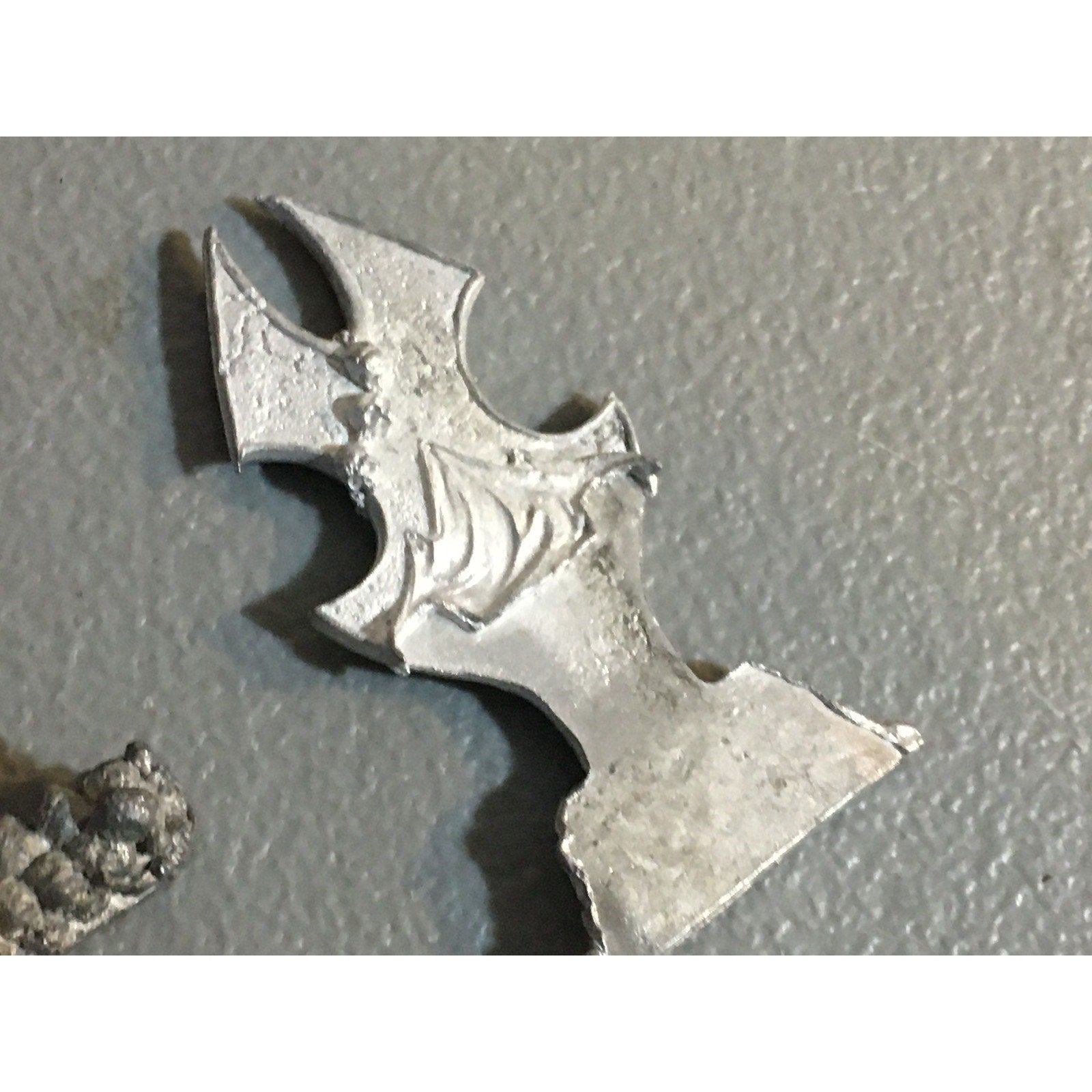 A32590 UNKNOWN MINIATURES METAL BITS LOT SKULL PILE ARM WEAPON CREATURE HEAD