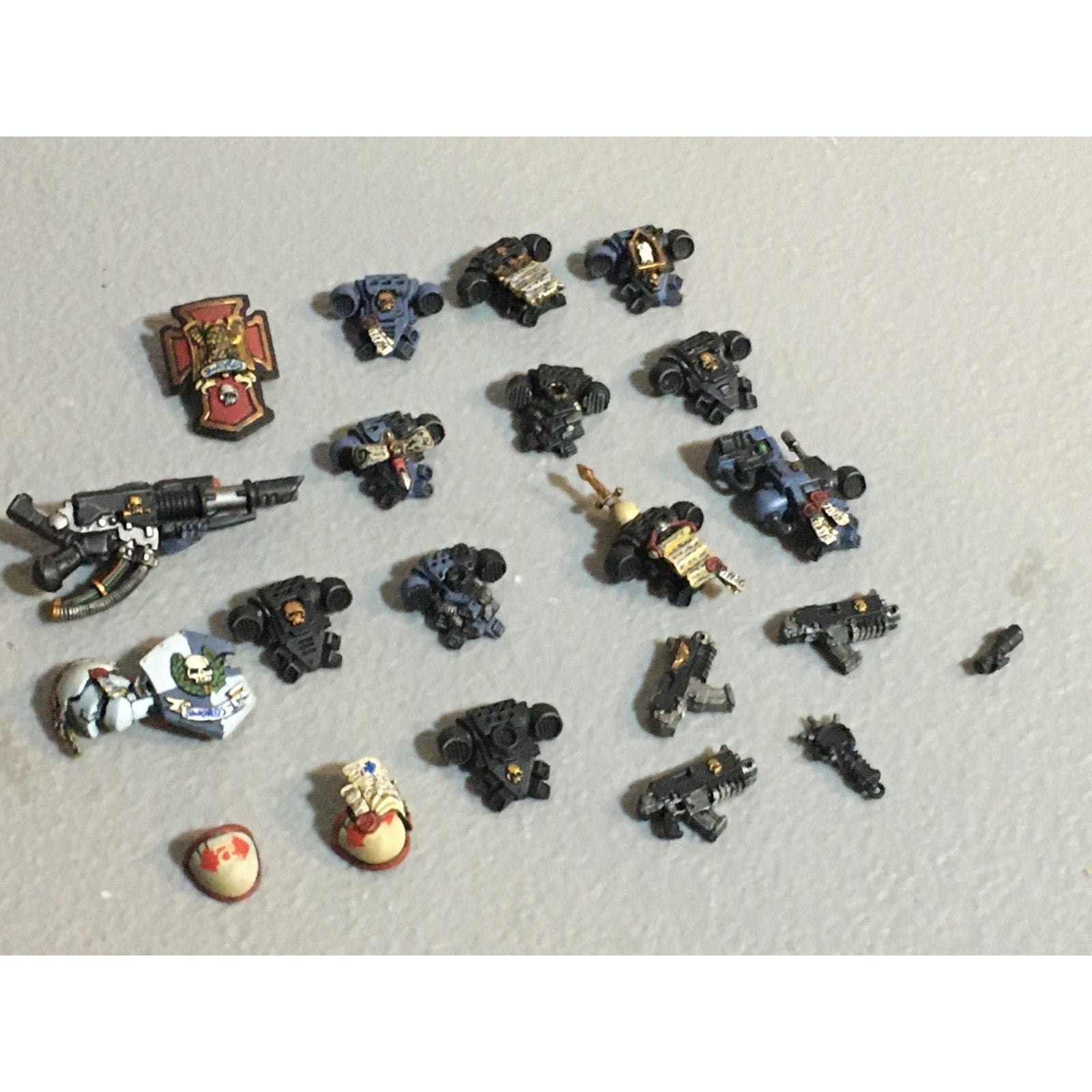 A25109 WARHAMMER 40K SPACE MARINES PAINTED BITS LOT BACKPACKS BOLTERS GW