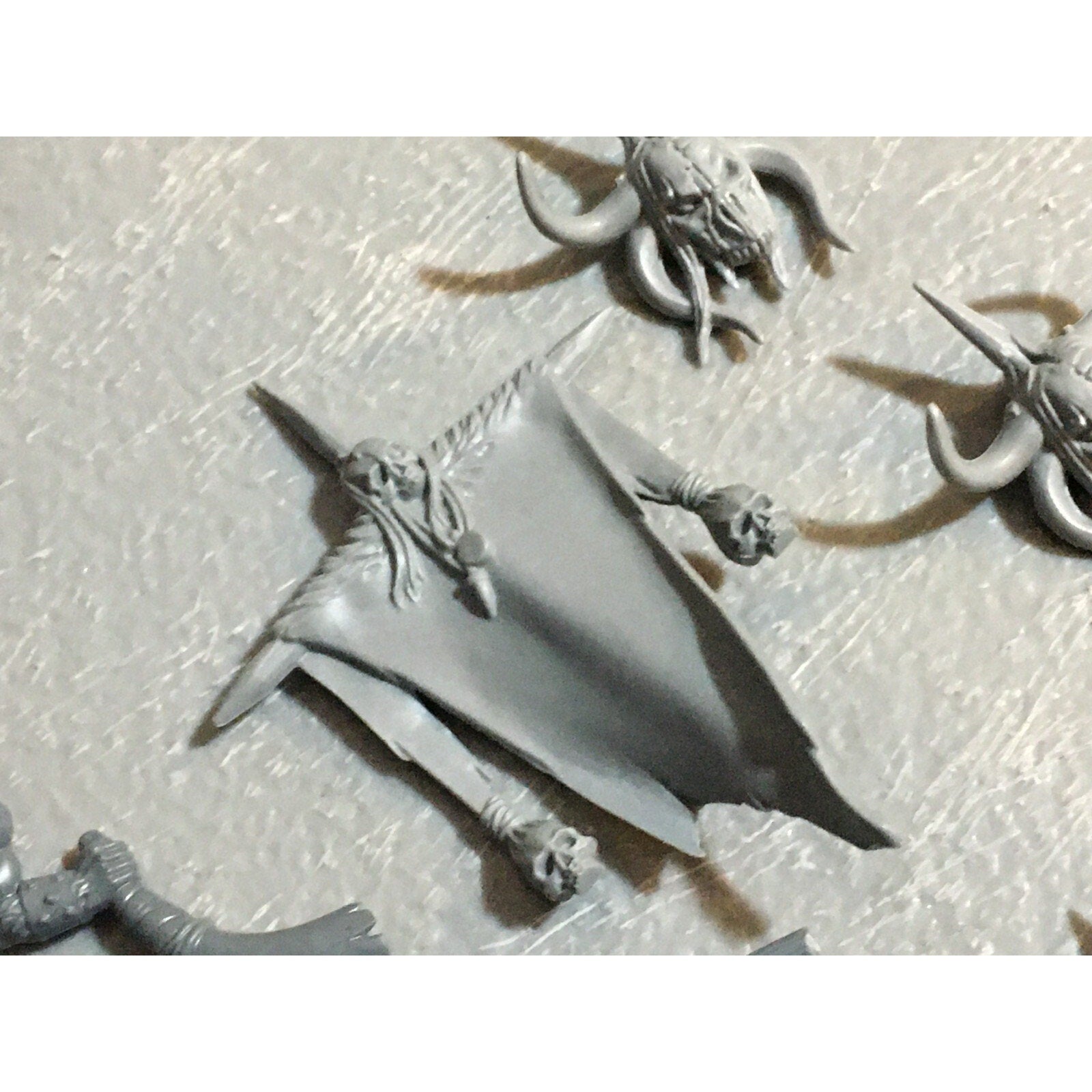A23133 WARHAMMER FANTASY CHAOS BEASTMEN BITS LOT GORS BANNERS ARMS GW