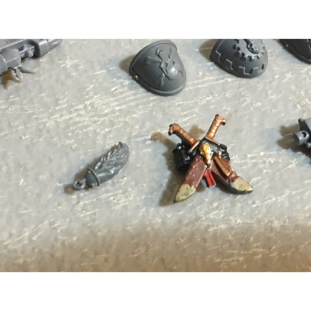 A33578 WARHAMMER 40K SPACE MARINES WOLVES BITS LOT HEAD ARM TORSO GW