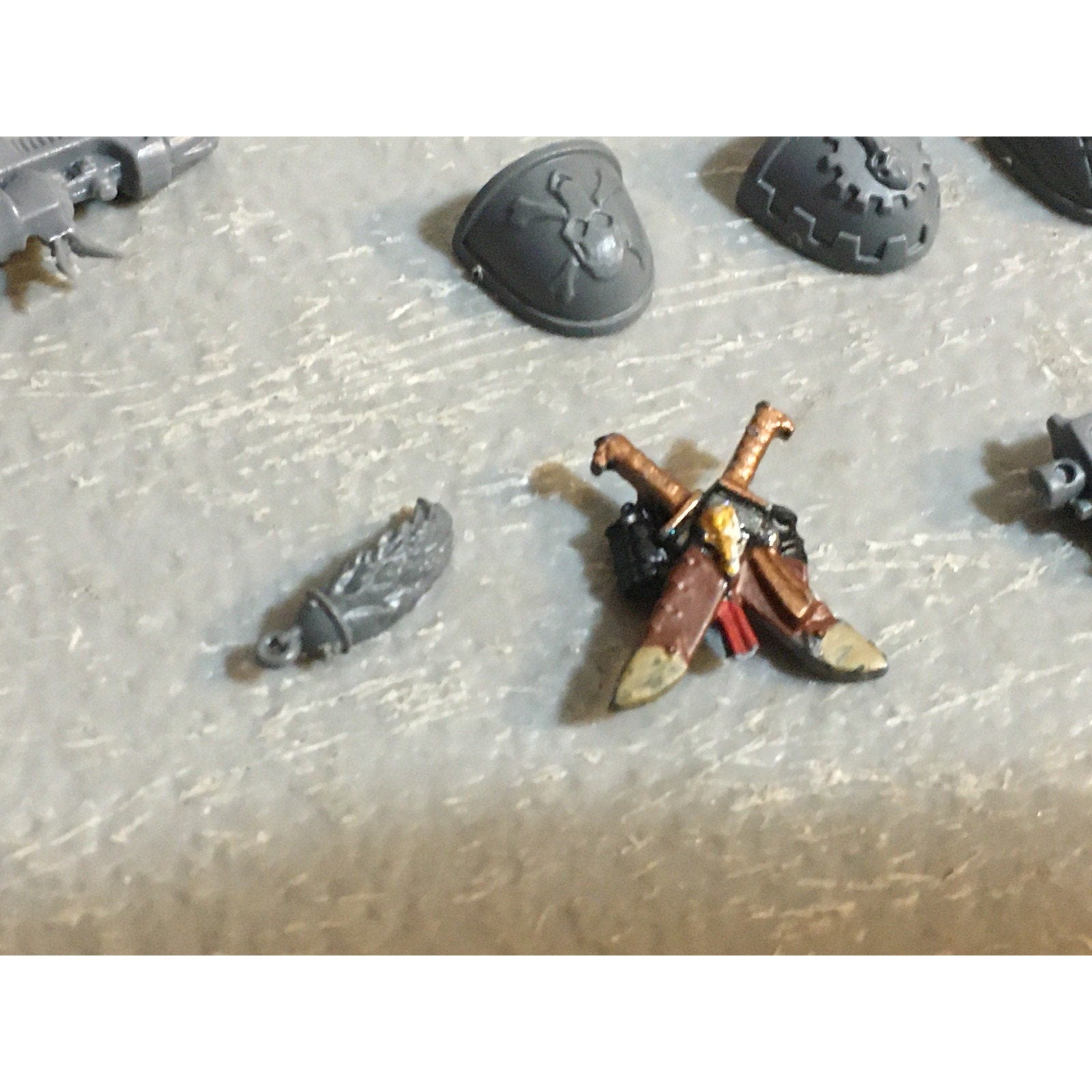 A33578 WARHAMMER 40K SPACE MARINES WOLVES BITS LOT HEAD ARM TORSO GW