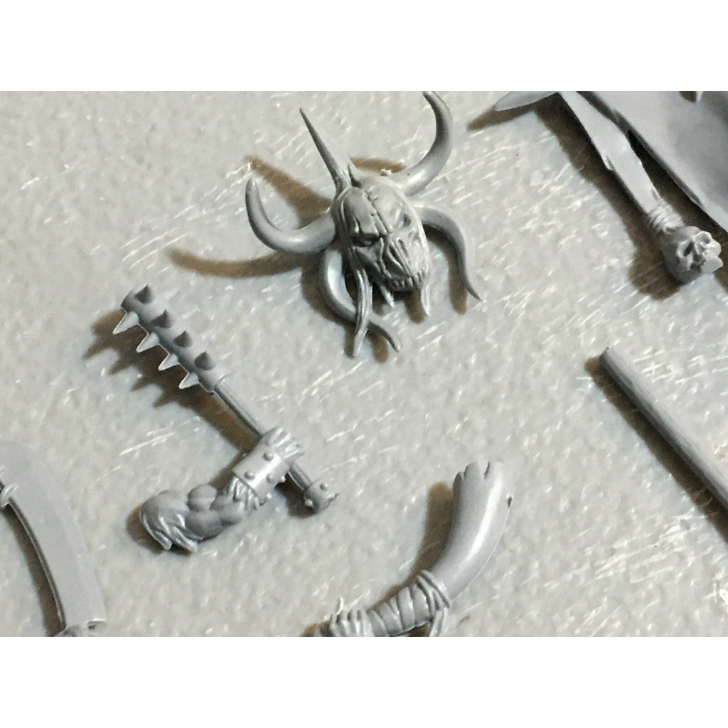A23126 WARHAMMER FANTASY CHAOS BEASTMEN BITS LOT GORS BANNERS ARMS GW