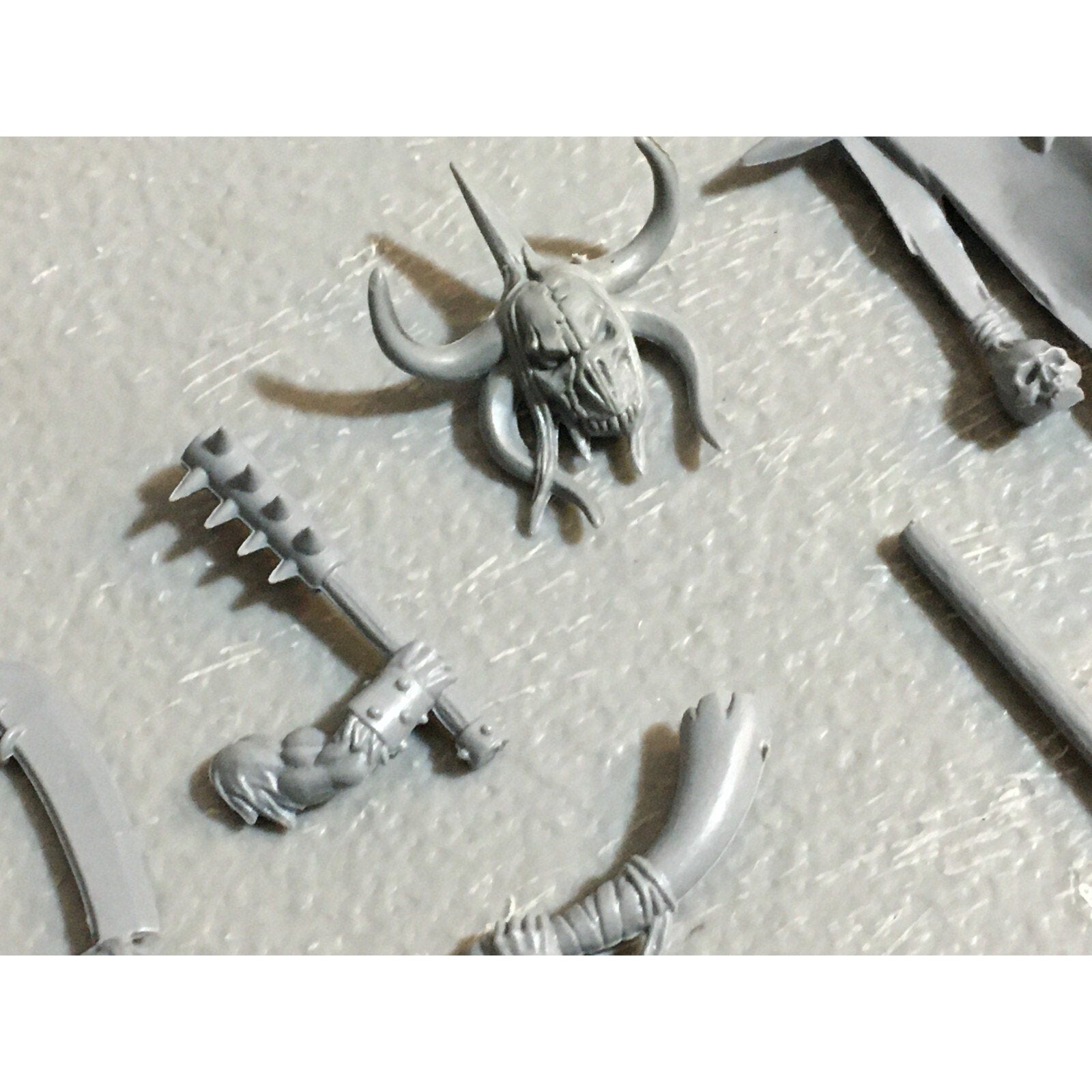 A23126 WARHAMMER FANTASY CHAOS BEASTMEN BITS LOT GORS BANNERS ARMS GW