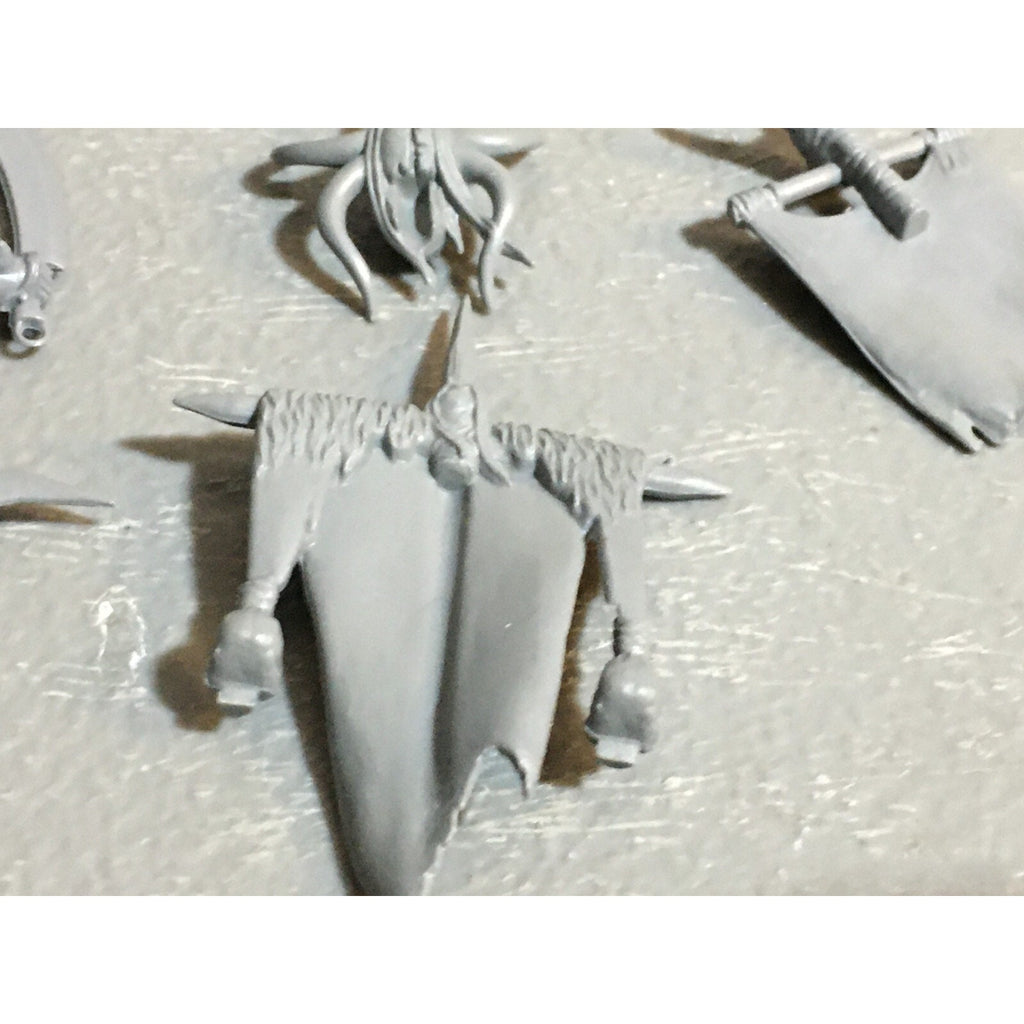 A23127 WARHAMMER FANTASY CHAOS BEASTMEN BITS LOT GORS BANNERS ARMS GW