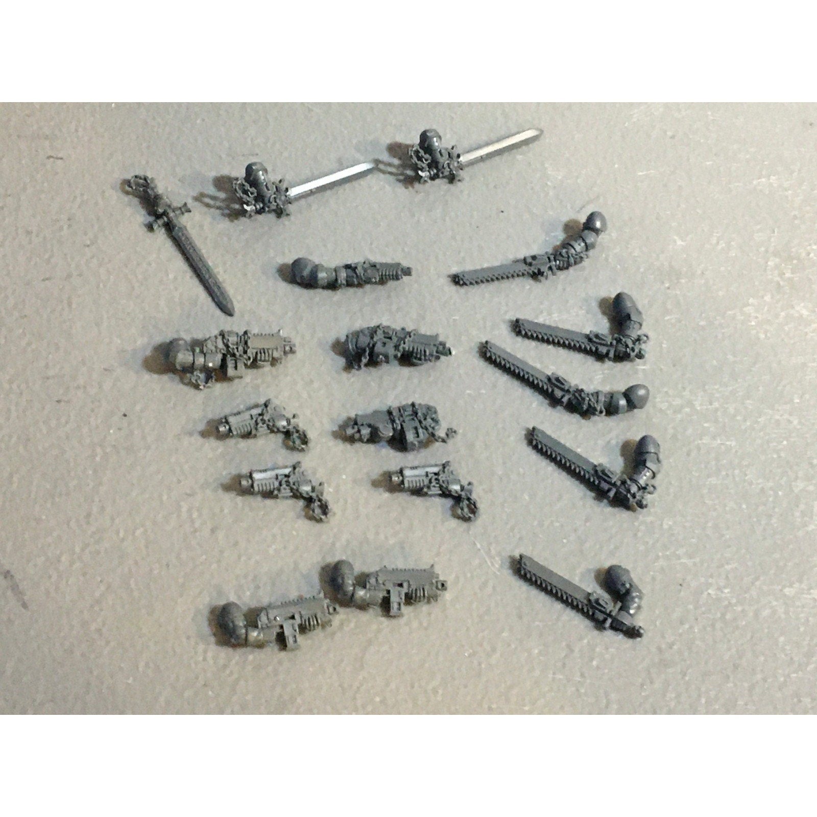 A29439 WARHAMMER 40K SPACE MARINES BLACK TEMPLARS BITS LOT ARMS BOLTER SWORD GW