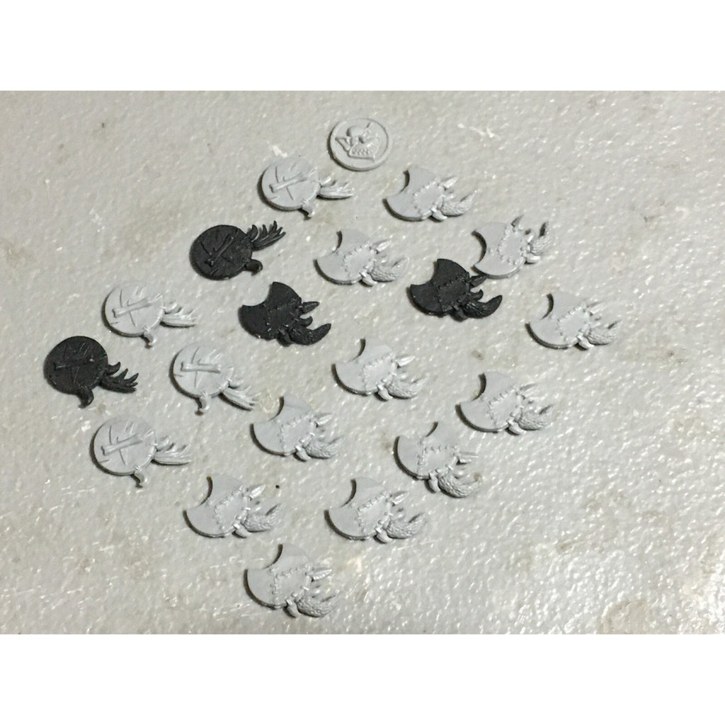 A22626 WARHAMMER FANTASY ORCS & GOBLINS BITS LOT GOBLIN SHIELD GAMES WORKSHOP GW