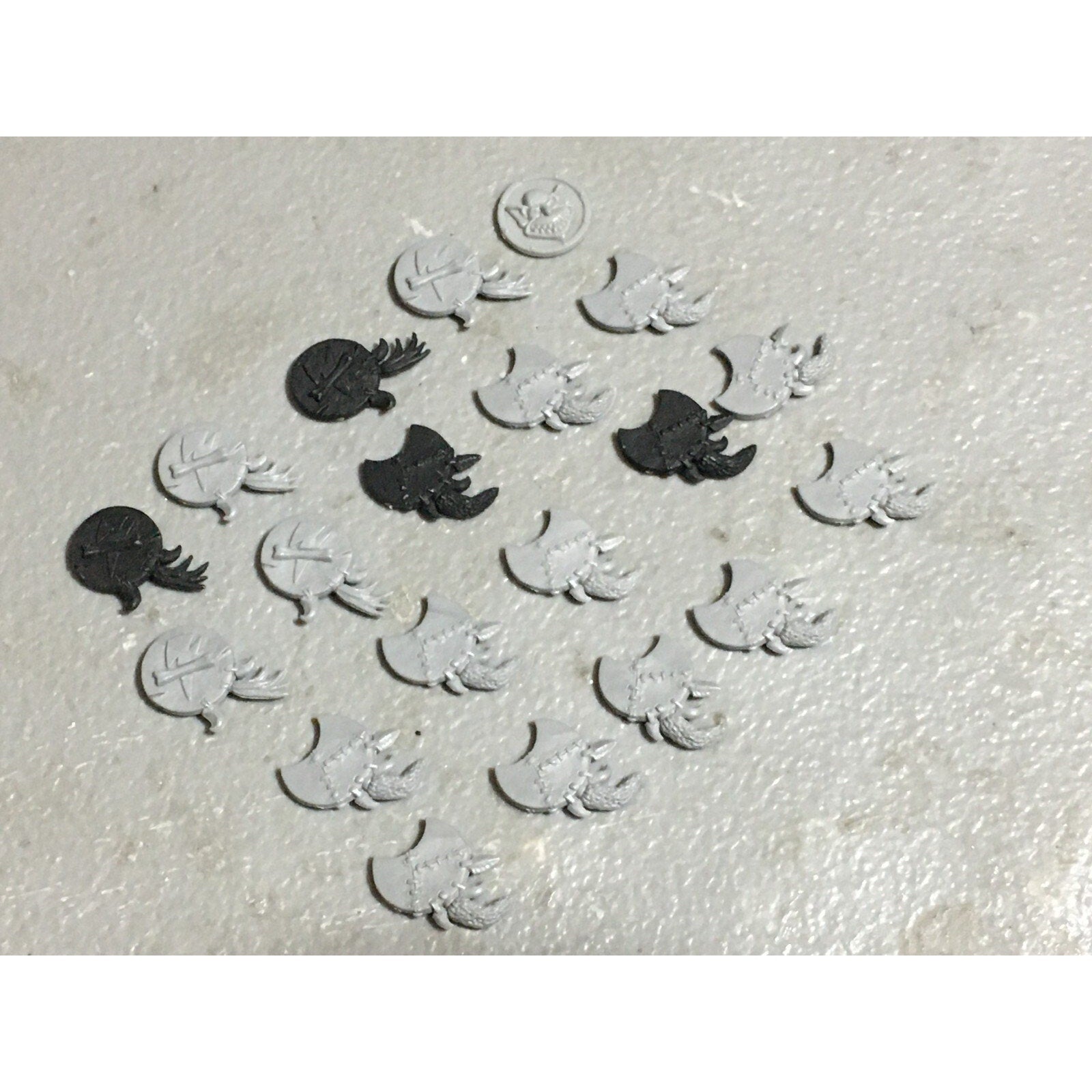 A22626 WARHAMMER FANTASY ORCS & GOBLINS BITS LOT GOBLIN SHIELD GAMES WORKSHOP GW