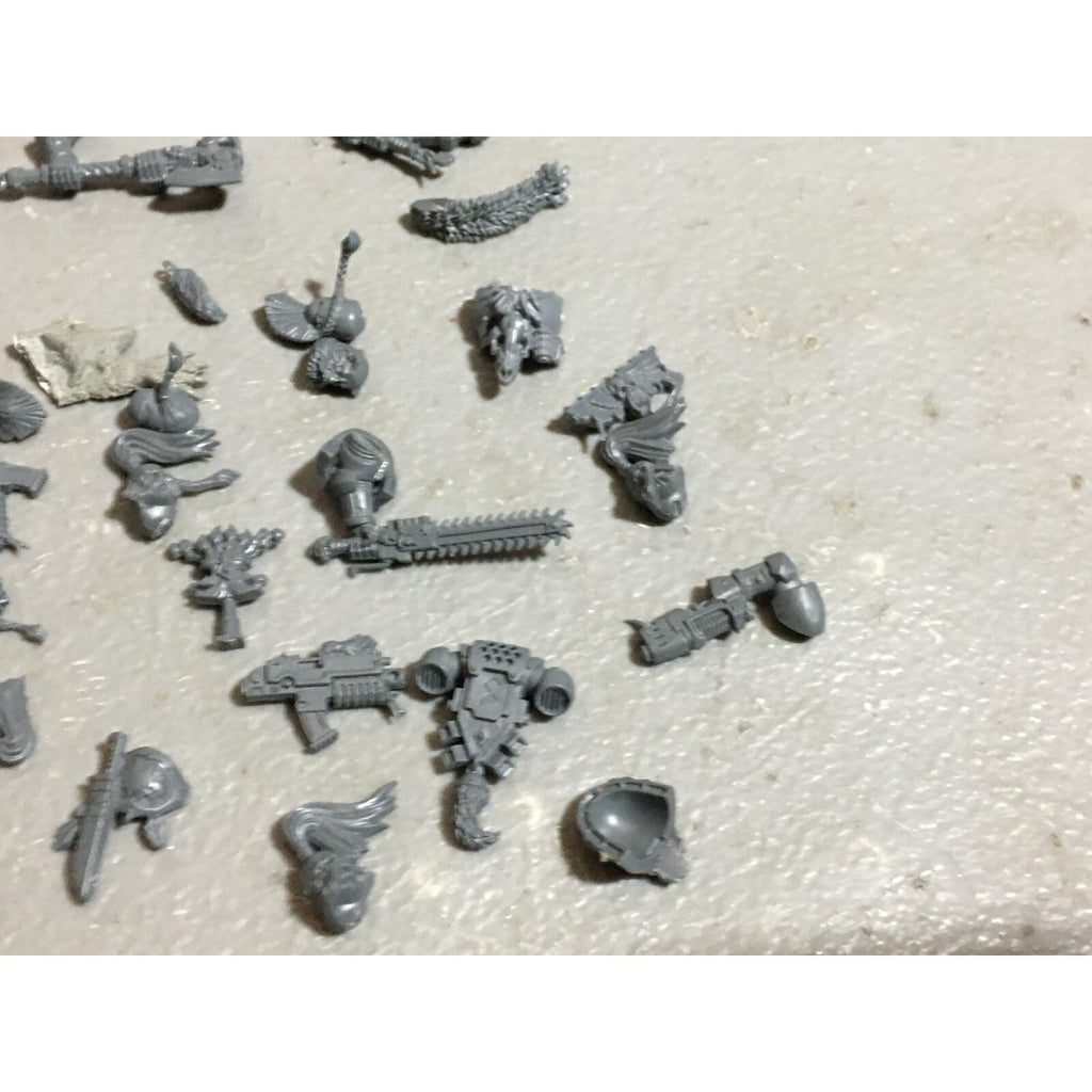 A19581 WARHAMMER 40K SPACE MARINES WOLVES BITS LOT PLASMA PISTOL HEADS KNIVES