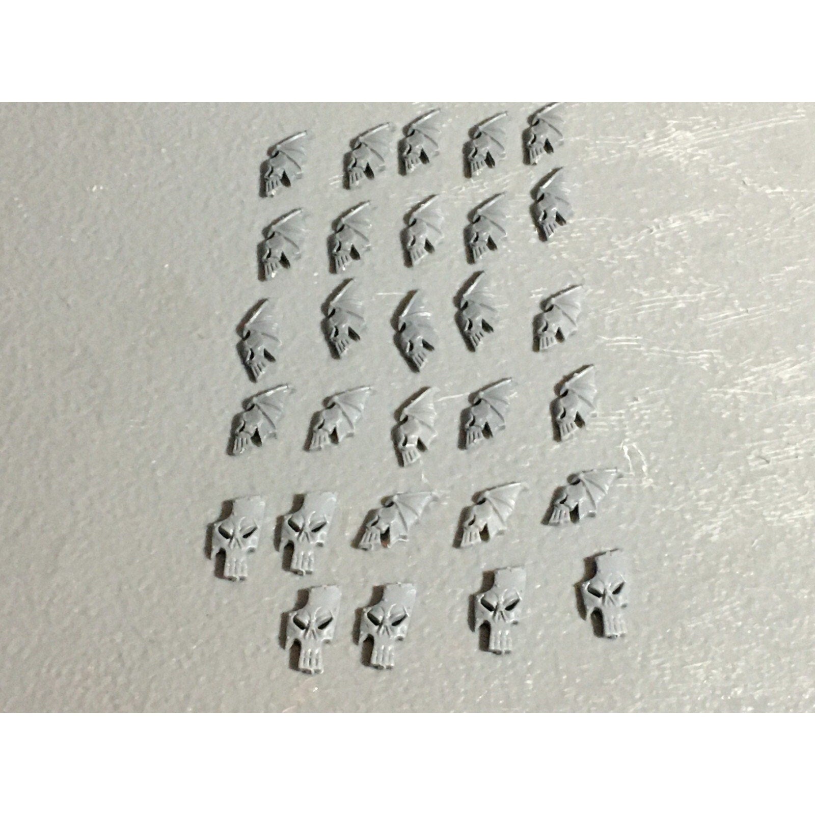 A22068 WARHAMMER FANTASY DARK ELVES BITS LOT SHIELD ICONS GAMES WORKSHOP GW