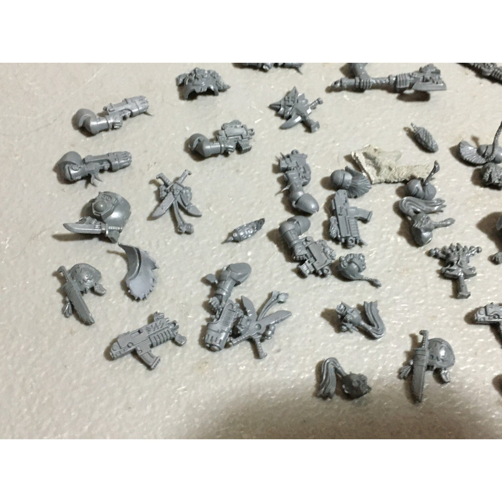 A19581 WARHAMMER 40K SPACE MARINES WOLVES BITS LOT PLASMA PISTOL HEADS KNIVES