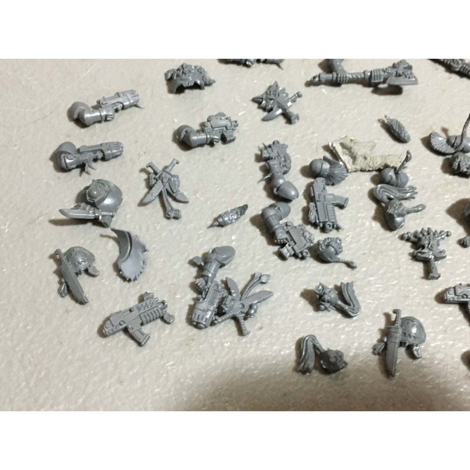 A19581 WARHAMMER 40K SPACE MARINES WOLVES BITS LOT PLASMA PISTOL HEADS KNIVES