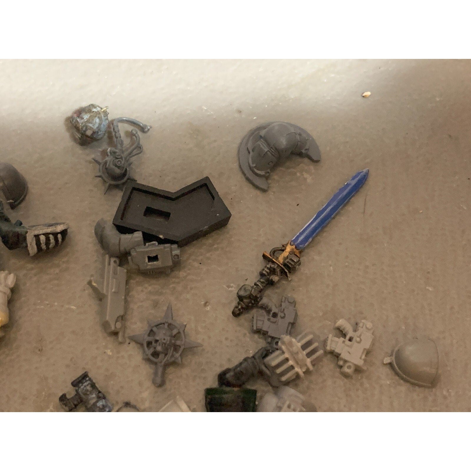 A23310 WARHAMMER 40K SPACE MARINES BITS LOT SOME SPACE WOLVES HEADS ARMS GUNS