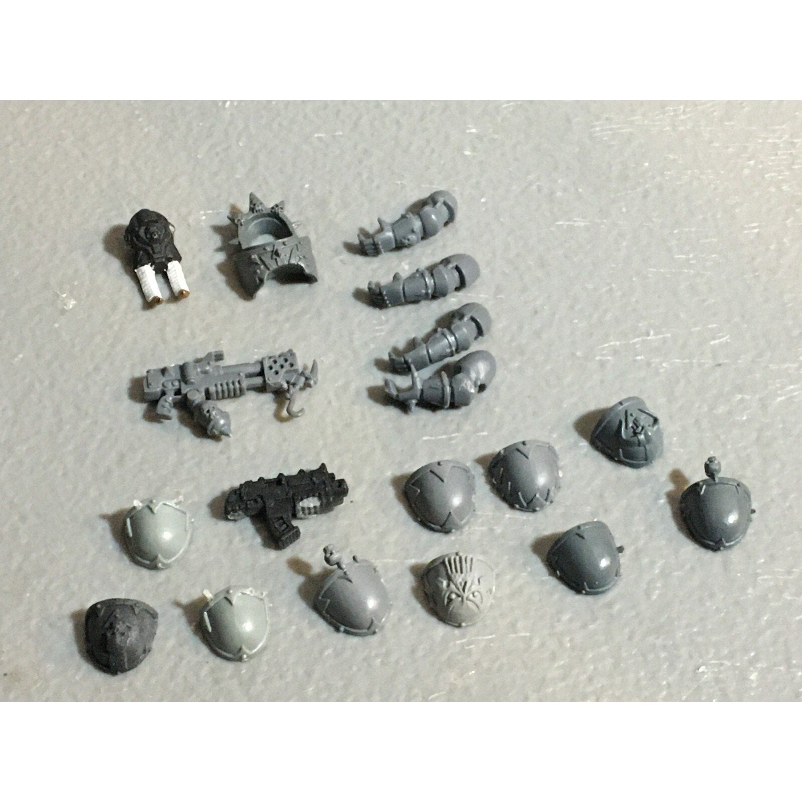 A23075 WARHAMMER 40K CSM CHAOS SPACE MARINES BITS LOT MIXED SHOULDERS ARMS GW
